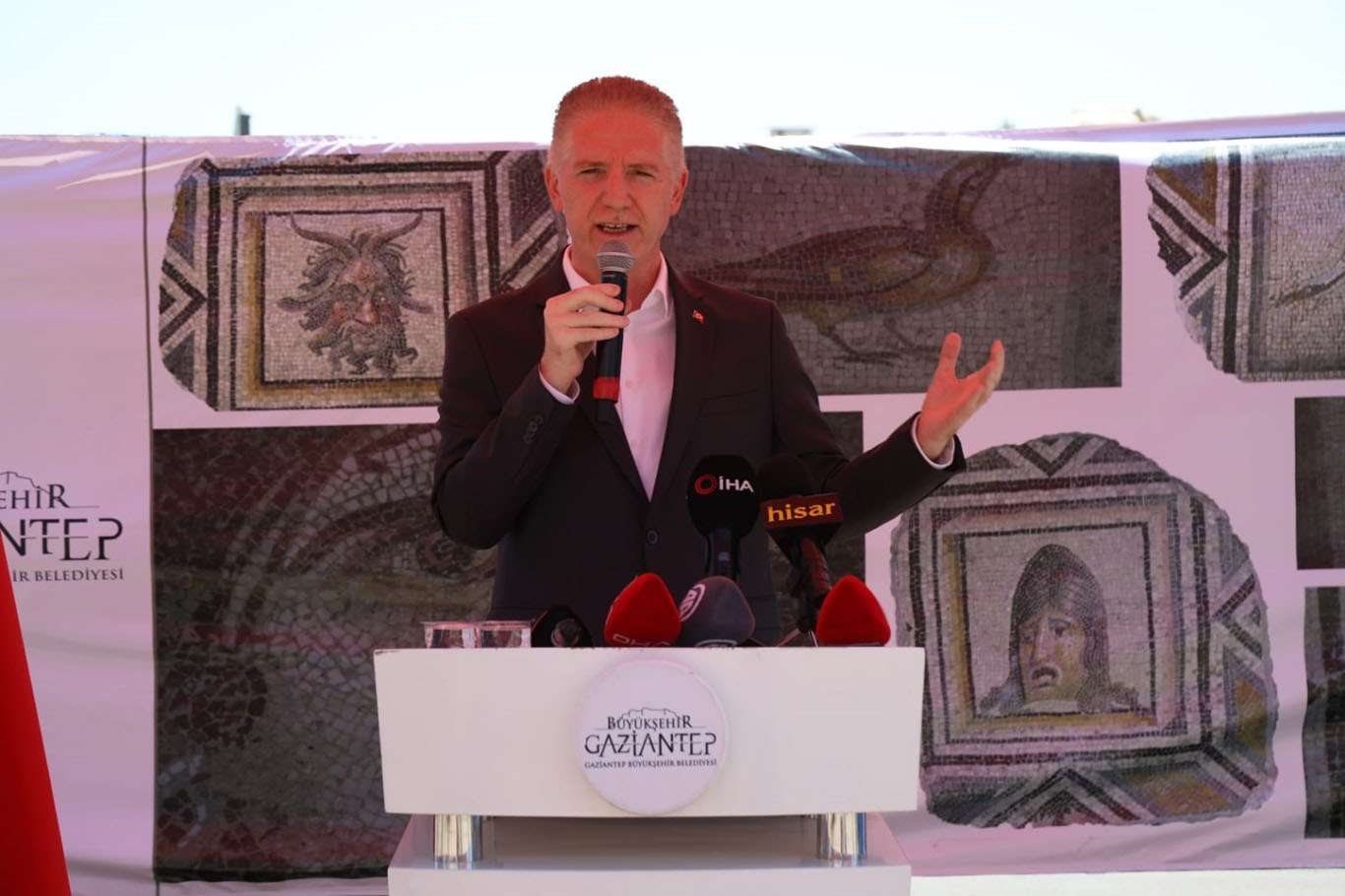 Çingene kızı mozaiğinin replikaları ABD’ye gönderildi Çingene kızı mozaiğinin replikaları ABD’ye gönderildi